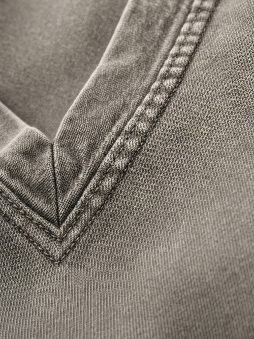 Be Autyst Atelier V-Neck – close-up detail
