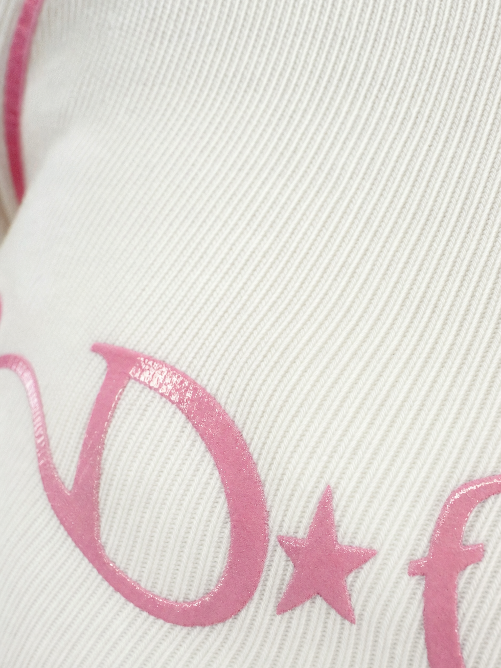 Be Autyst Contrast Thread White Top – close-up detail