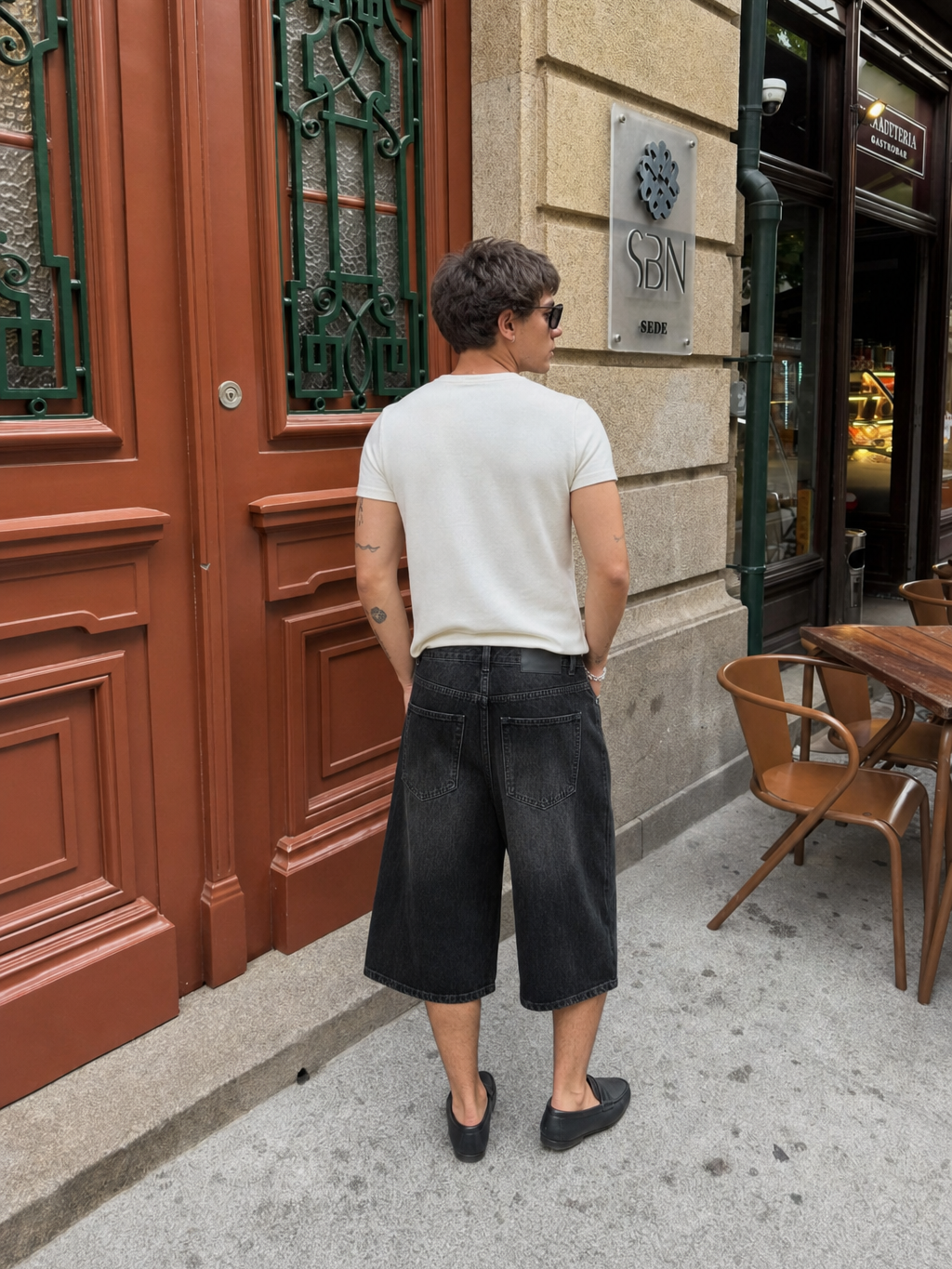 Be Autyst Black Atelier Jorts – model back