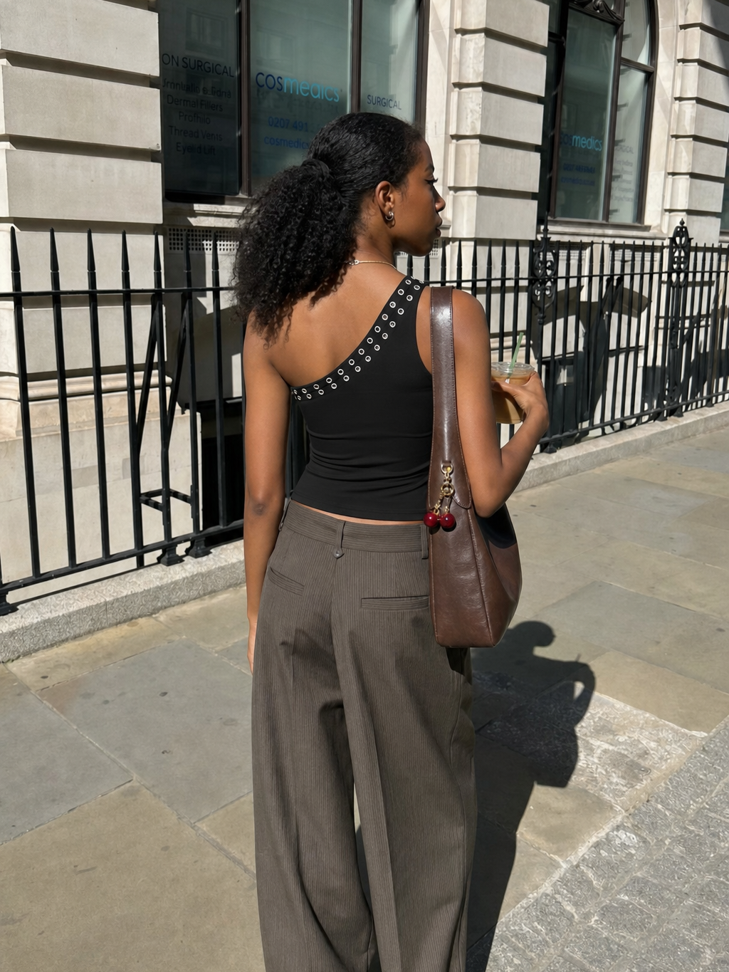 Be Autyst Gen Black Top – model back